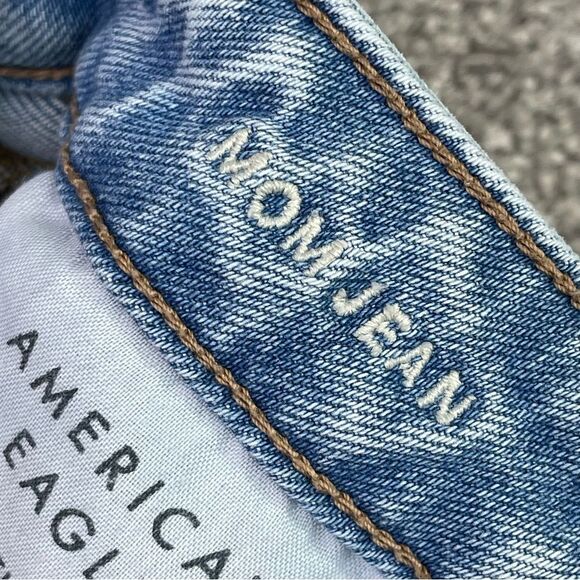 American Eagle Mom Jeans Women's 0 Blue Tapered Leg High Rise Light Wash - Picture 6 of 12